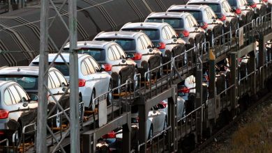 Легковые автомобили в двухъярусных вагонах-автомобилевозах