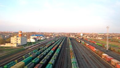 Вид сверху на парк сортировочной станции с грузовыми составами
