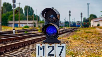 Маневровый светофор М27 с синим огнём у станционных путей