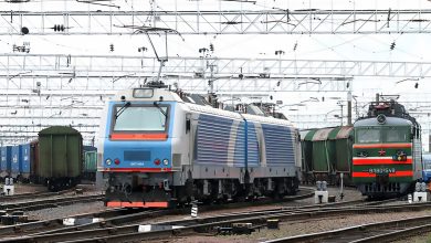 Грузовые электровозы на путях станции под контактной сетью