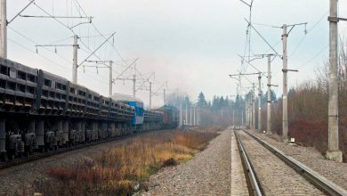 Грузовой состав из платформ на двухпутном перегоне
