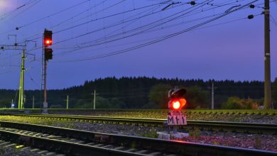 Станционные пути вечером, красные сигналы светофоров