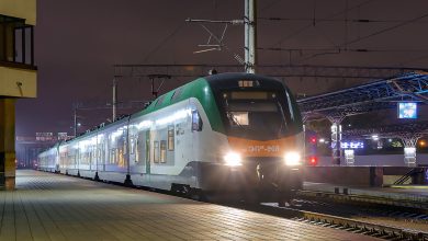 Электропоезд Stadler у платформы ночью
