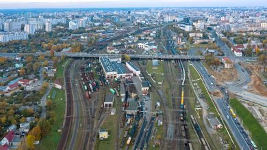 Вид сверху на станцию с путями, путепроводом и городской застройкой