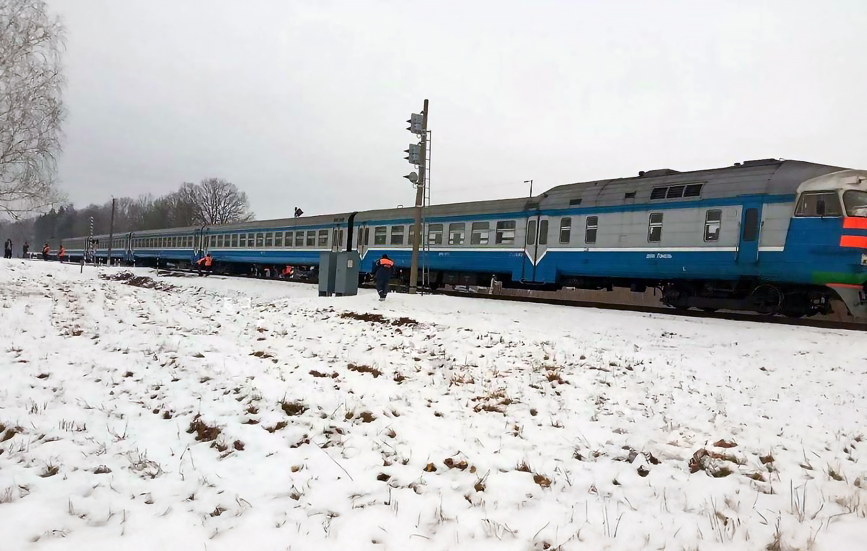 Снимки последствий столкновения автомобиля с составом дизель-поезда на перегоне Нахов - Василевичи 28.11.2024 года, 2 из 5