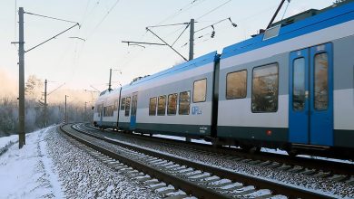 Электропоезд Stadler на заснеженном перегоне