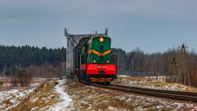 Маневровый тепловоз ЧМЭ3 на перегоне у моста зимой