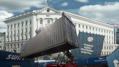 Коллаж: ричстакер с контейнером на фоне здания Управления БЖД и обложки Трудового кодекса