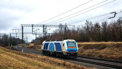 Электровоз в бело-синей окраске на перегоне