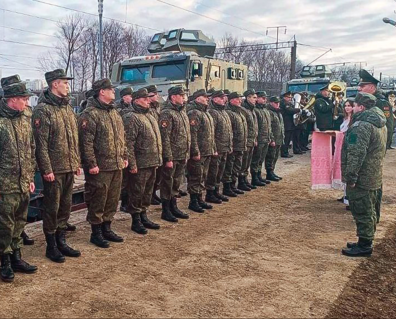 Снимки с места встречи российских военных после прибытия и разгрузки воинского эшелона №961 на станции Озерище, 2 из 4