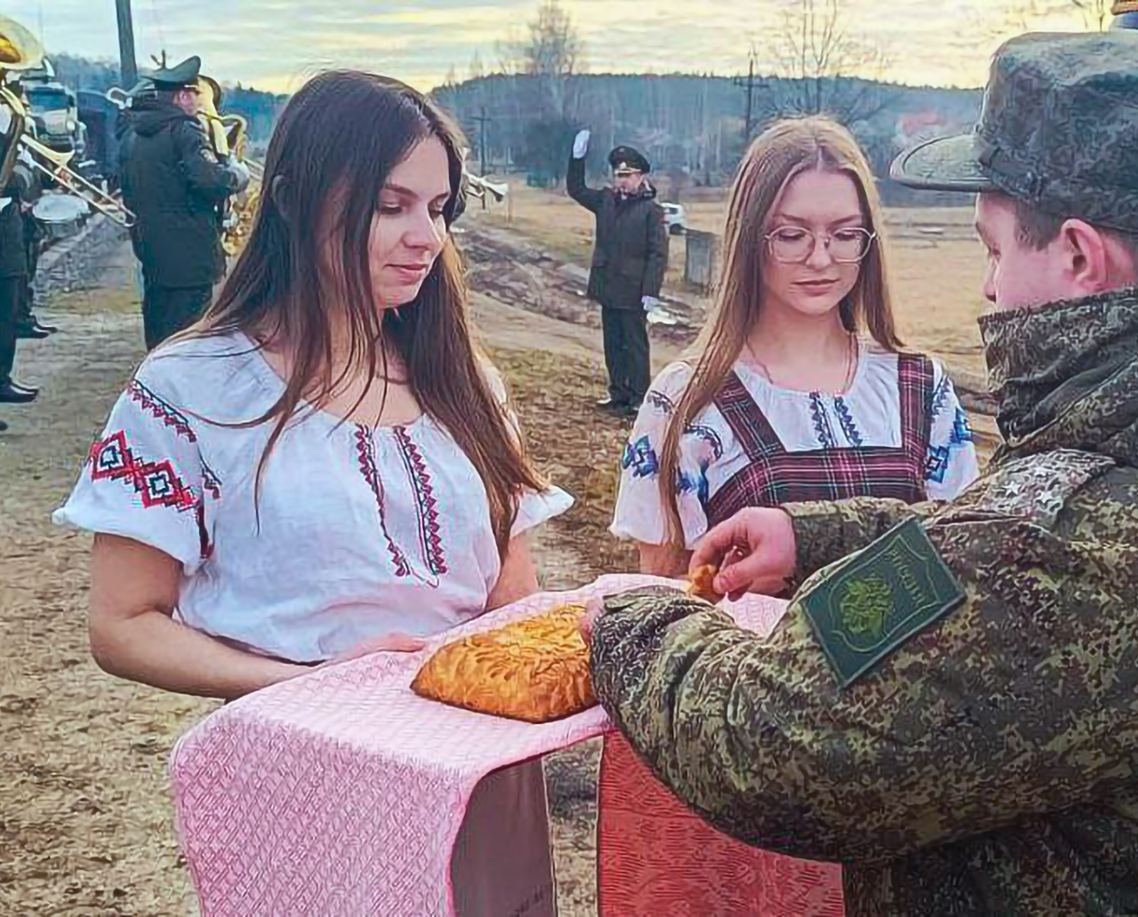 Снимки с места встречи российских военных после прибытия и разгрузки воинского эшелона №961 на станции Озерище, 4 из 4