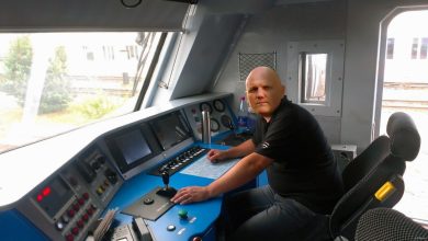Мужчина в кабине управления электропоезда