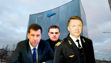 Коллаж: трое мужчин, двое в форме железнодорожников, на фоне стеклянного здания с логотипом БЖД