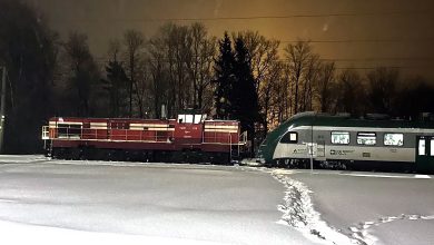 Тепловоз и дизель-поезд на заснеженных путях ночью