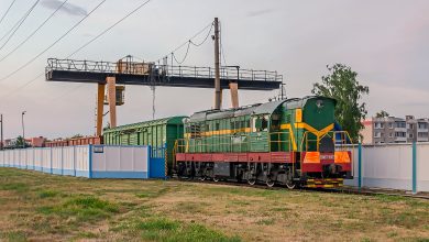 Маневровый тепловоз ЧМЭ3 на станционных путях у козлового крана