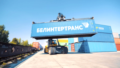 Ричстакер переставляет контейнер «Белинтертранс» на контейнерной площадке