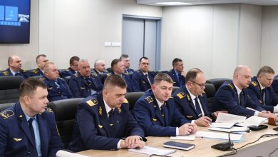 Железнодорожники в форме на совещании в зале заседаний