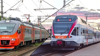 Коллаж: красный электропоезд российского производства и электропоезд Stadler у платформ