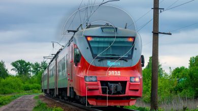 Электропоезд ЭП3Д в красно-серой окраске на перегоне