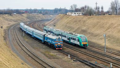 Два дизель-поезда на двухпутном перегоне в выемке