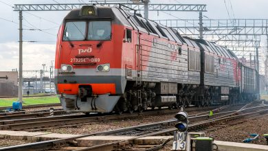 Грузовой тепловоз РЖД с составом на станционных путях