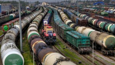 Цистерны и полувагоны на путях сортировочной станции